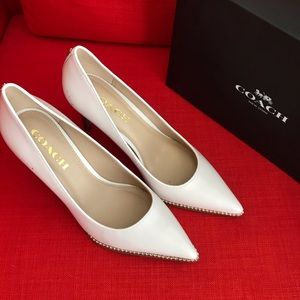 Coach leather pump with 3 1/2" heel Size 7B. New